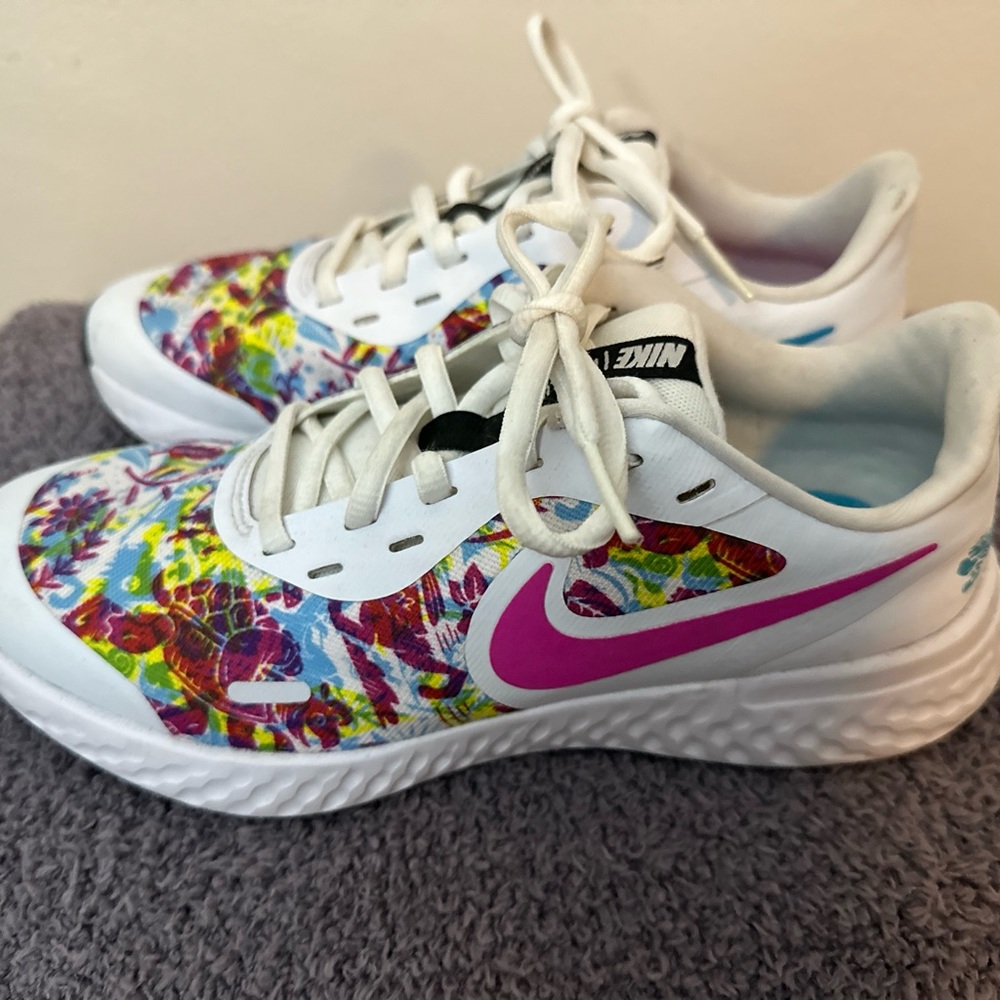 Nike Revolution ladies size 7 excellent condition